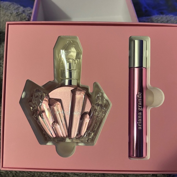 Ariana Grande R.E.M. Cherry Eclipse Fragrance Box - Picture 3 of 5